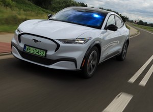 Ford Mustang Mach-E AWD 98 kWh – Emocjonujący elektryk, który robi "setkę" w 5,8 s – Test długodystansowy cz. 1