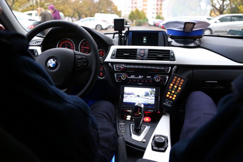 Wnętrze nieoznakowanego radiowozu