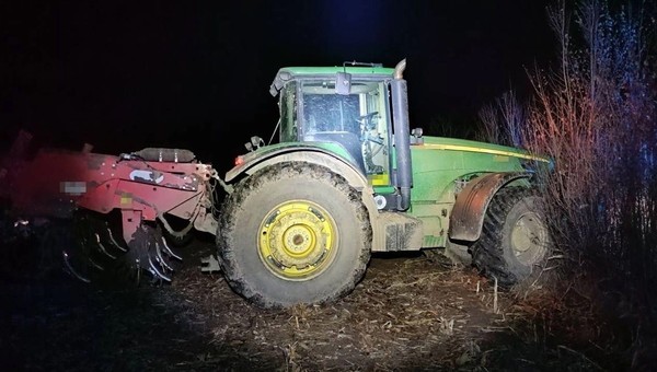 Pijany wjechał traktorem w drzewo. Potem popisał się jego kolega