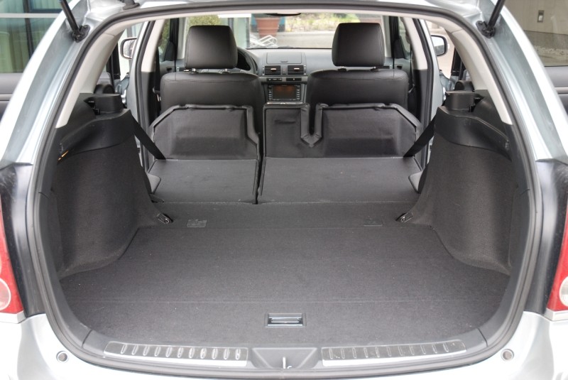 Toyota Avensis 2.2 D-Cat: Dynamiczna i praktyczna, lecz nie bez wad