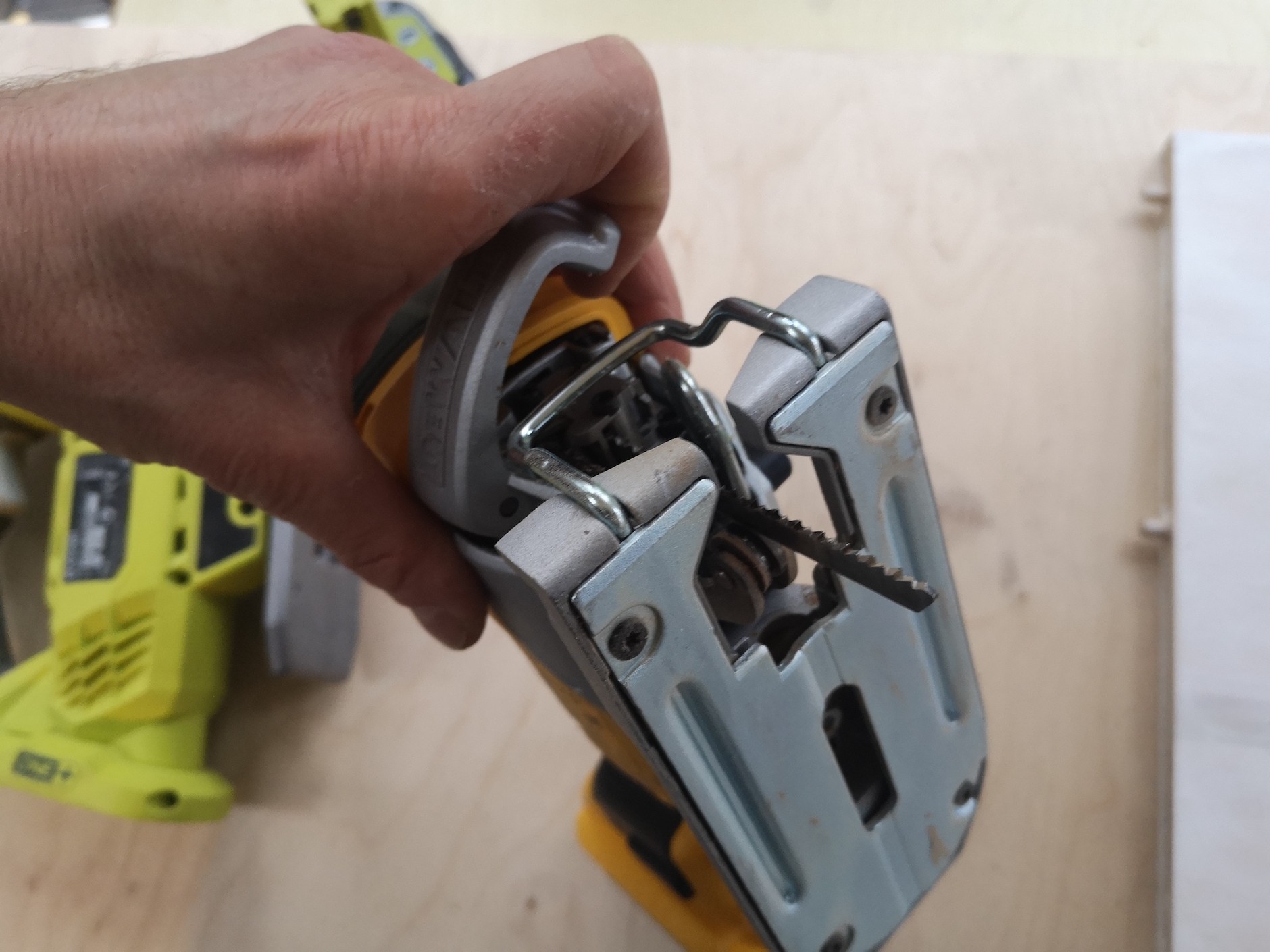 Beznarzędziowa wymiana ostrza – obecnie dobry standard, nieobecny jednak w wielu tanich wyrzynarkach