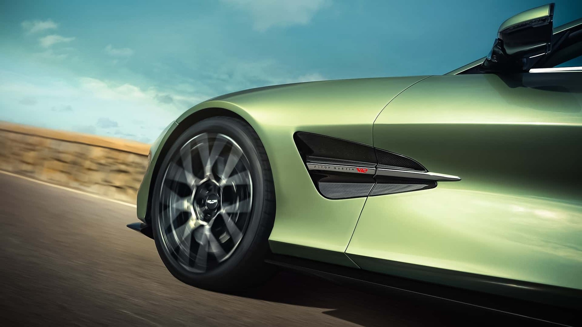 Aston Martin Vanquish Volante 2025