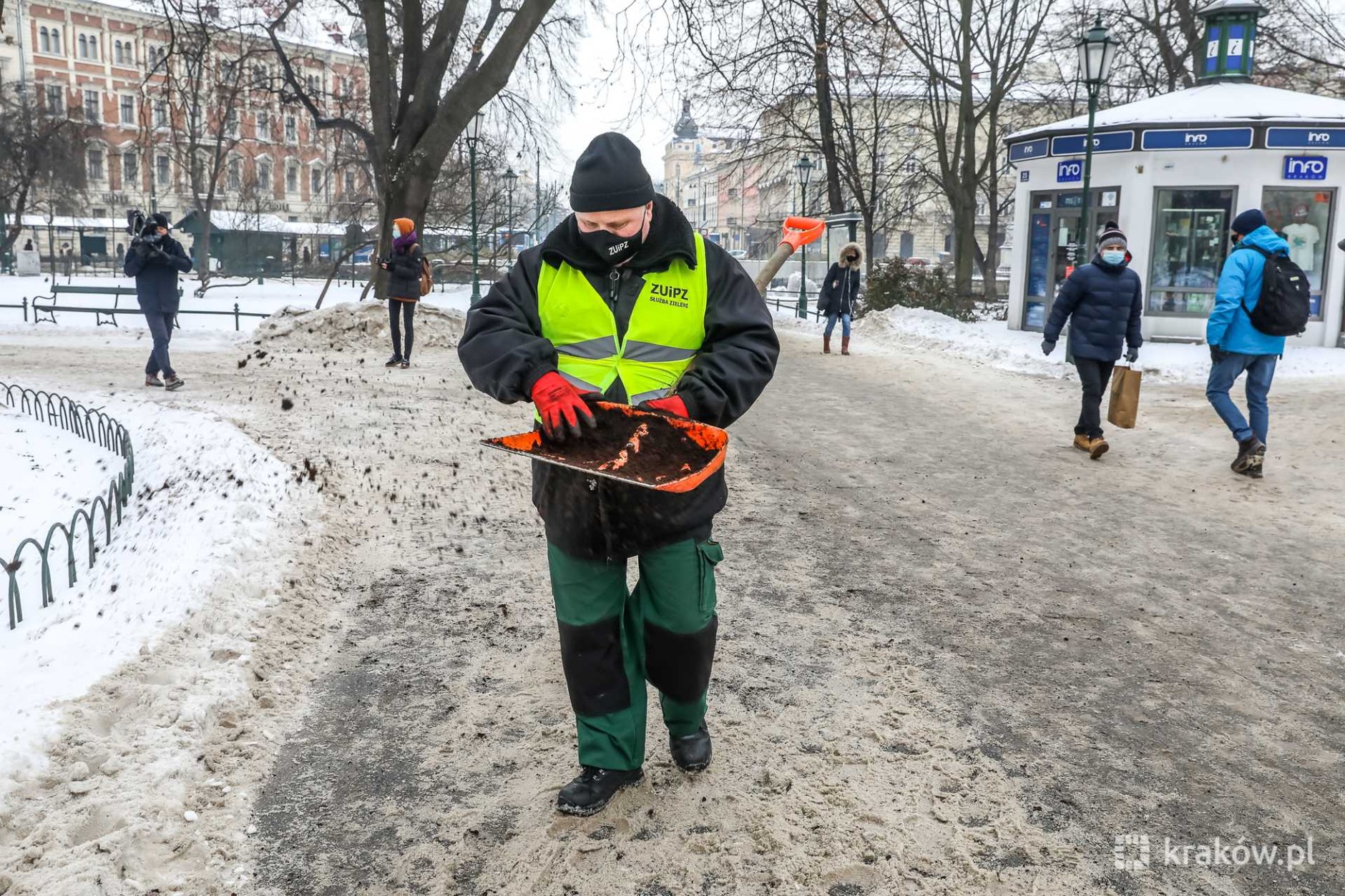 Zimowe utrzymanie. Fusy z kawy zamiast piasku