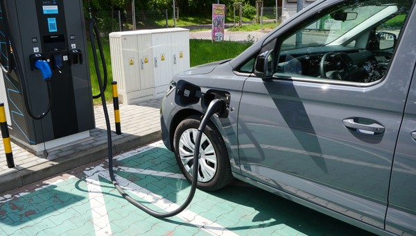 Jeździłem Volkswagenem Caddy Flexible eHybrid: to dostawczak podwójnie  hybrydowy
