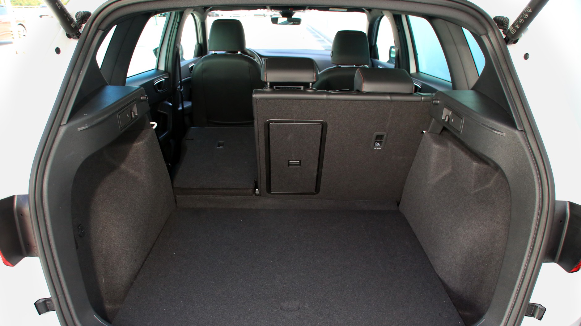 Kufer Seata pomieści od 485 do 1579 litrów bagażu, a maksymalna głębokość przestrzeni ładunkowej to 1,62 m. Na ściance przydatne gniazda 12 i 230 V