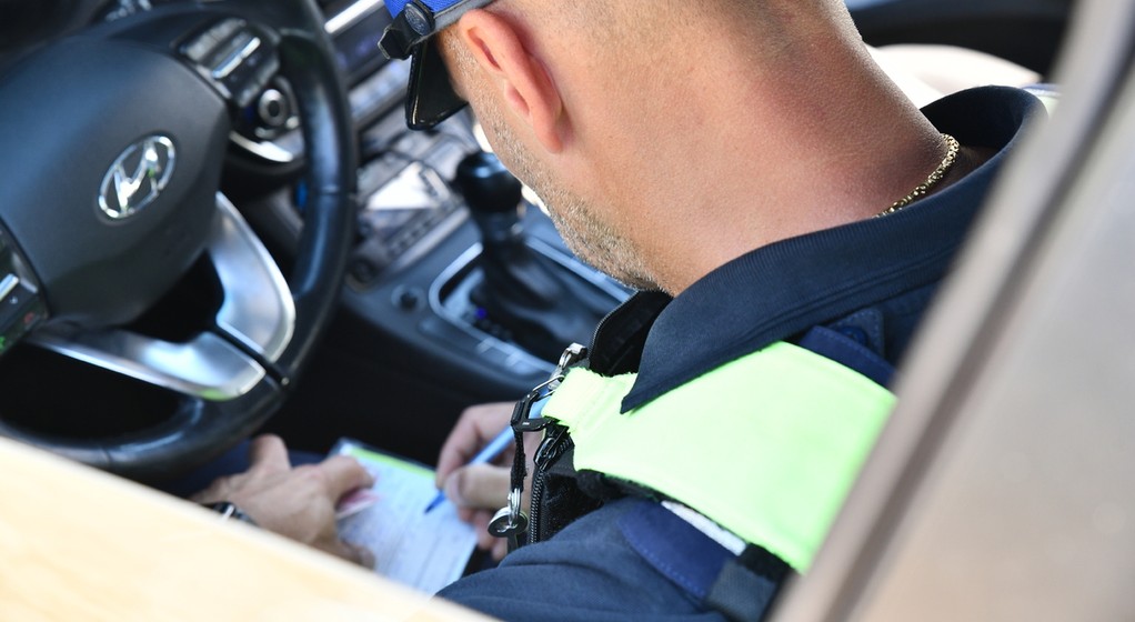 Policjant wypisujący mandat karny - zdjęcie ilustracyjne