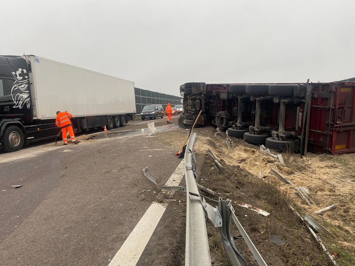 Wywrócona ciężarówka z rzepakiem