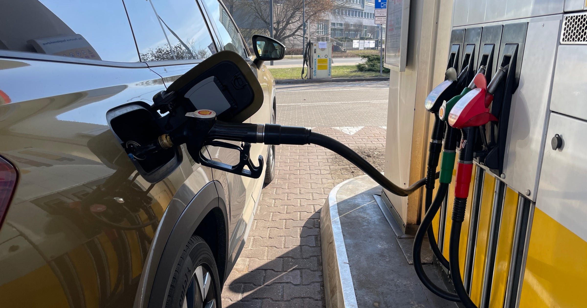 Tankowanie diesla na stacji paliw