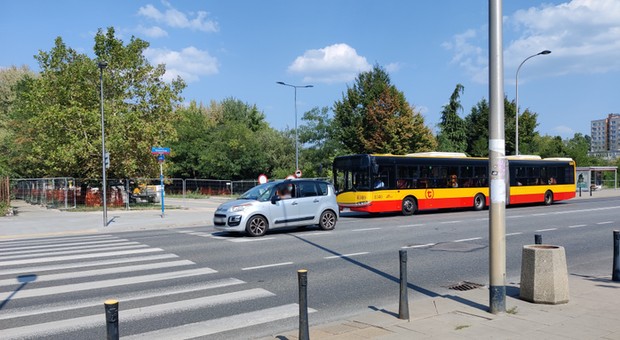 Najważniejsze zasady używania kierunkowskazów. Pas do skrętu, ronda, pierwszeństwo łamane