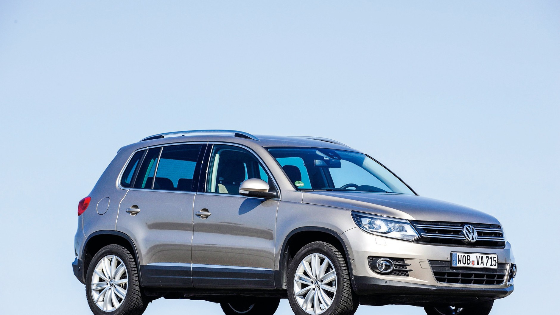 Volkswagen Tiguan I. Pierwsza generacja pojawiła się w 2007 r. Wariant Track & Field przeznaczony był do offroadu. Na rynek chiński przygotowano wydłużoną wersję.