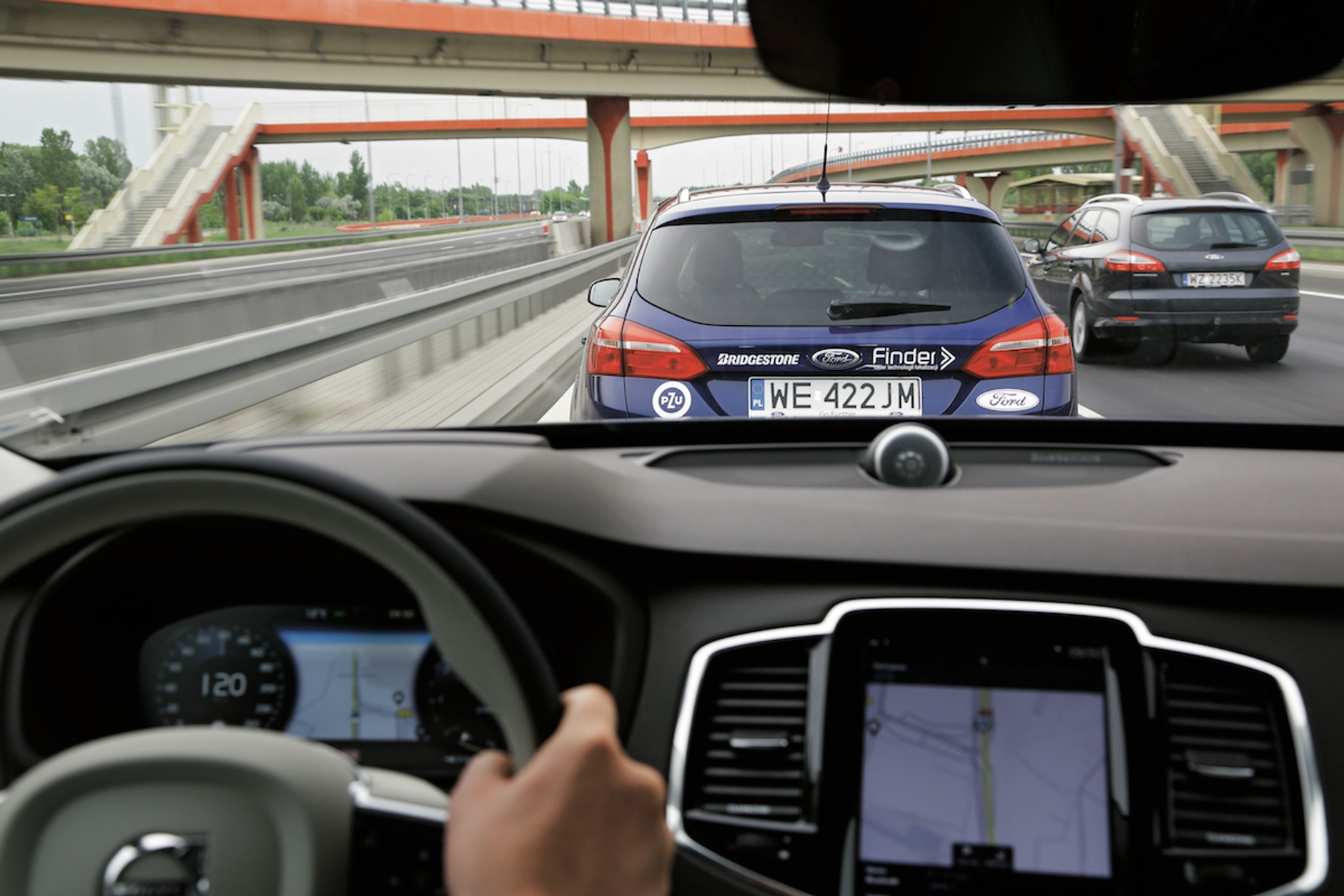 W Polsce poganianie innych kierowców na autostradzie traktowane jest jako wykroczenie. Kara nakładana jest za zbyt mały dystans między autami. 