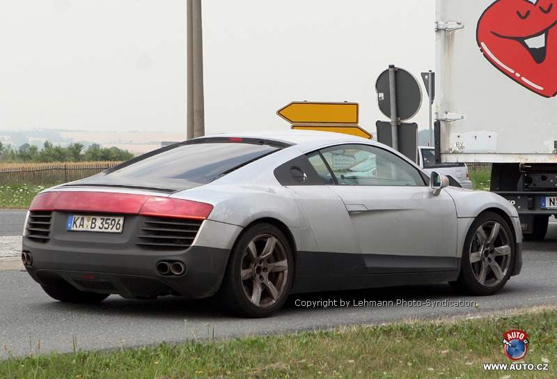 Zdjęcia szpiegowskie: Audi R8 stroi się do prezentacji