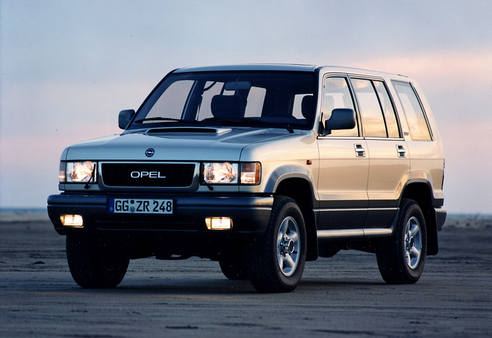 Opel Monterey: uniwersalny żołnierz