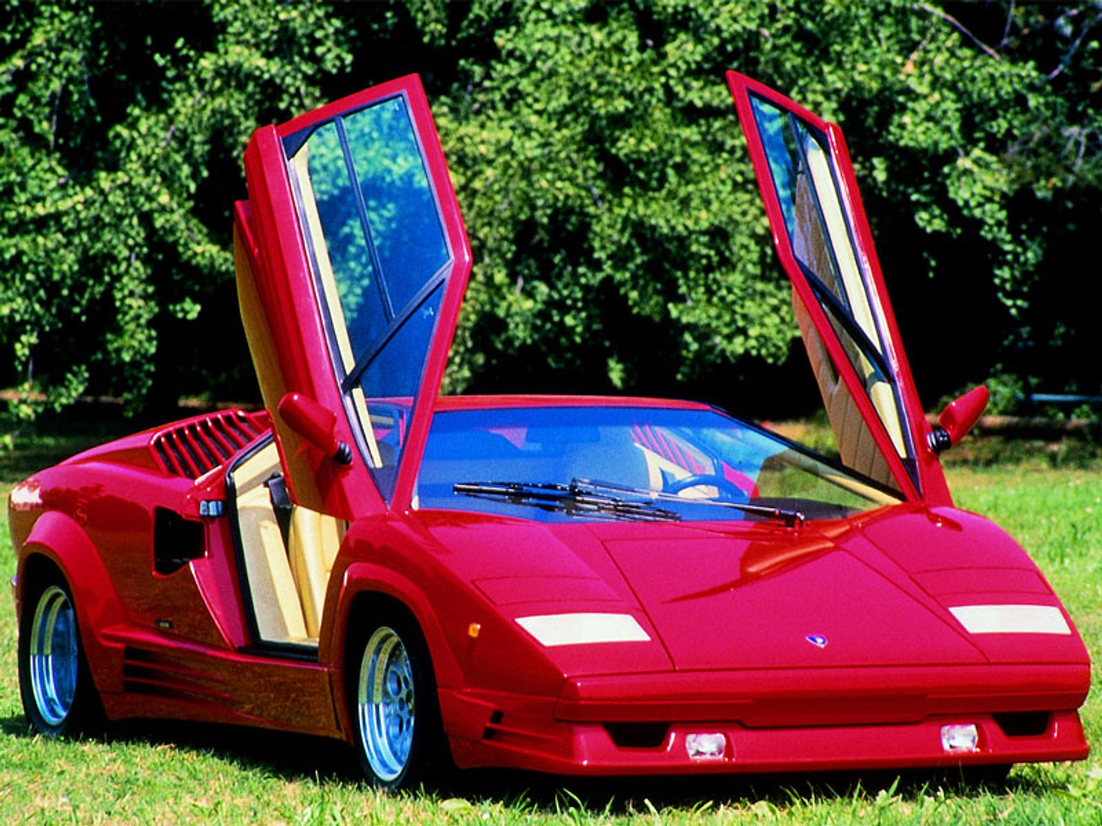 Lamborghini Countach – rówieśnik Volvo 240. Pod względem osiągnięć w sporcie, Volvo wygrywa.