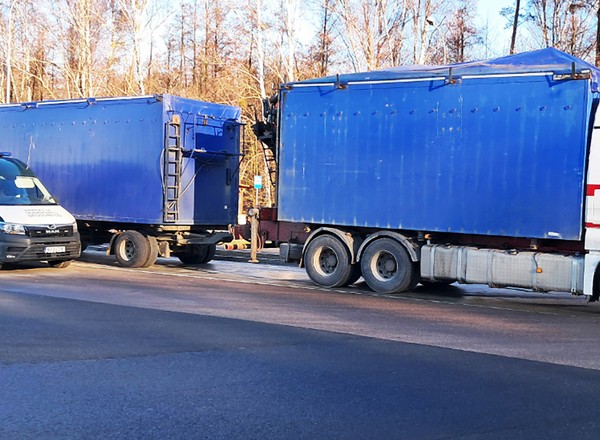 Inspektorzy ITD zatrzymują ciężarówki i każą przeładowywać towar. "Albo nie jedziesz dalej"