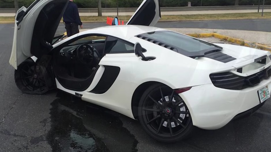 Prowadził jedną ręką i rozbił McLarena MP4-12C