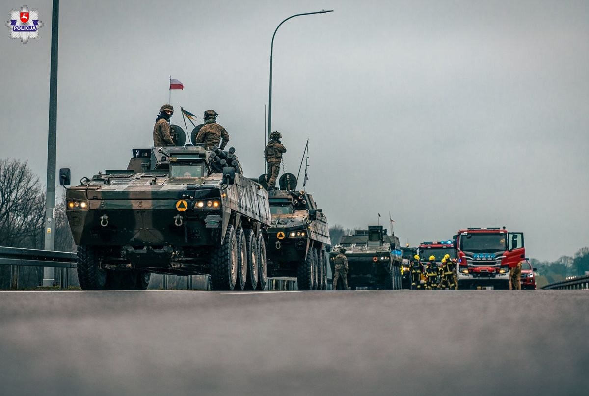 Tragiczny wypadek podczas ćwiczeń DRAGON 24. Na trasie S-19 najechały na siebie dwa transportery wojskowe