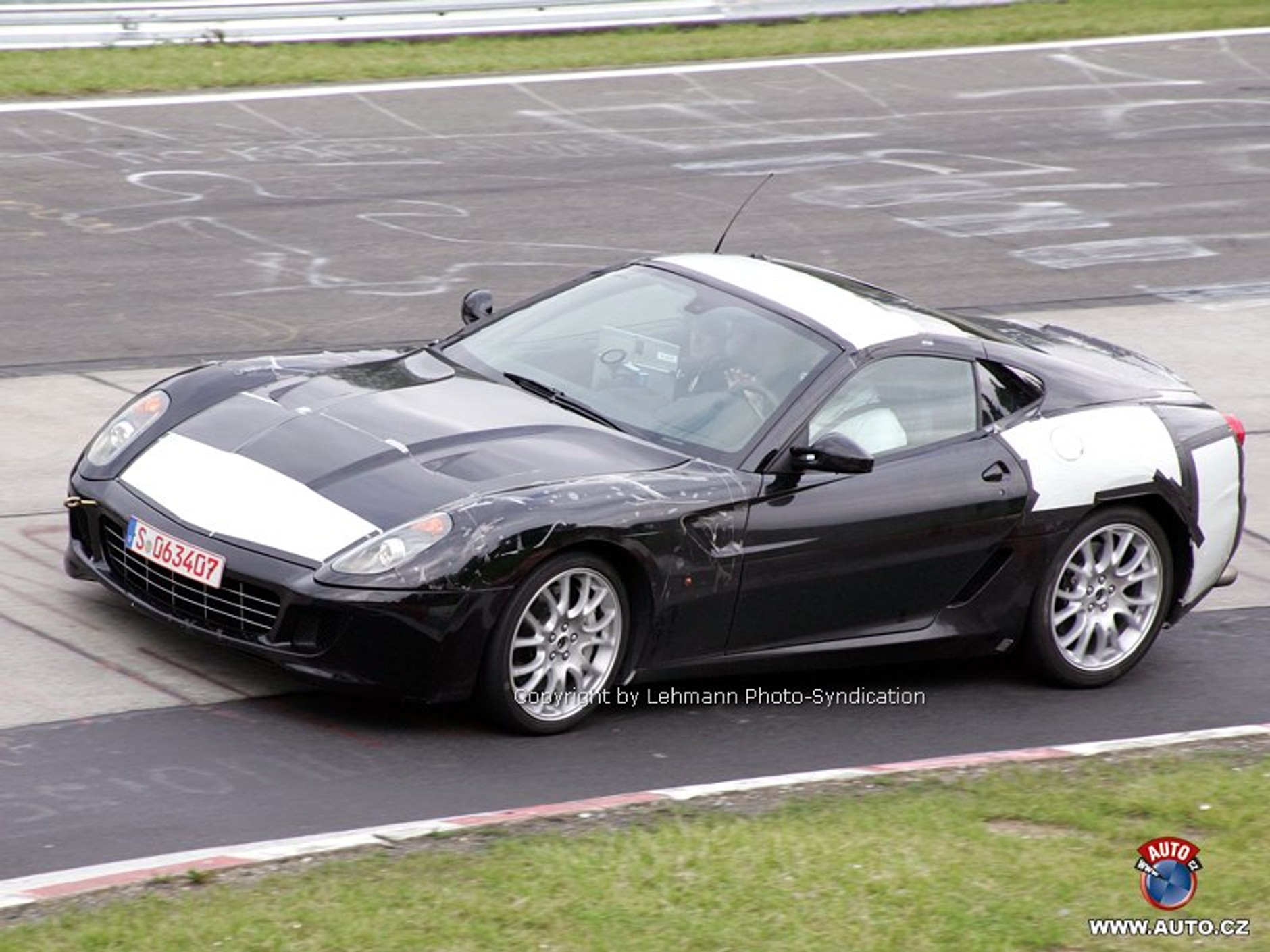 Zdjęcia szpiegowskie: małe Dino coraz bliżej