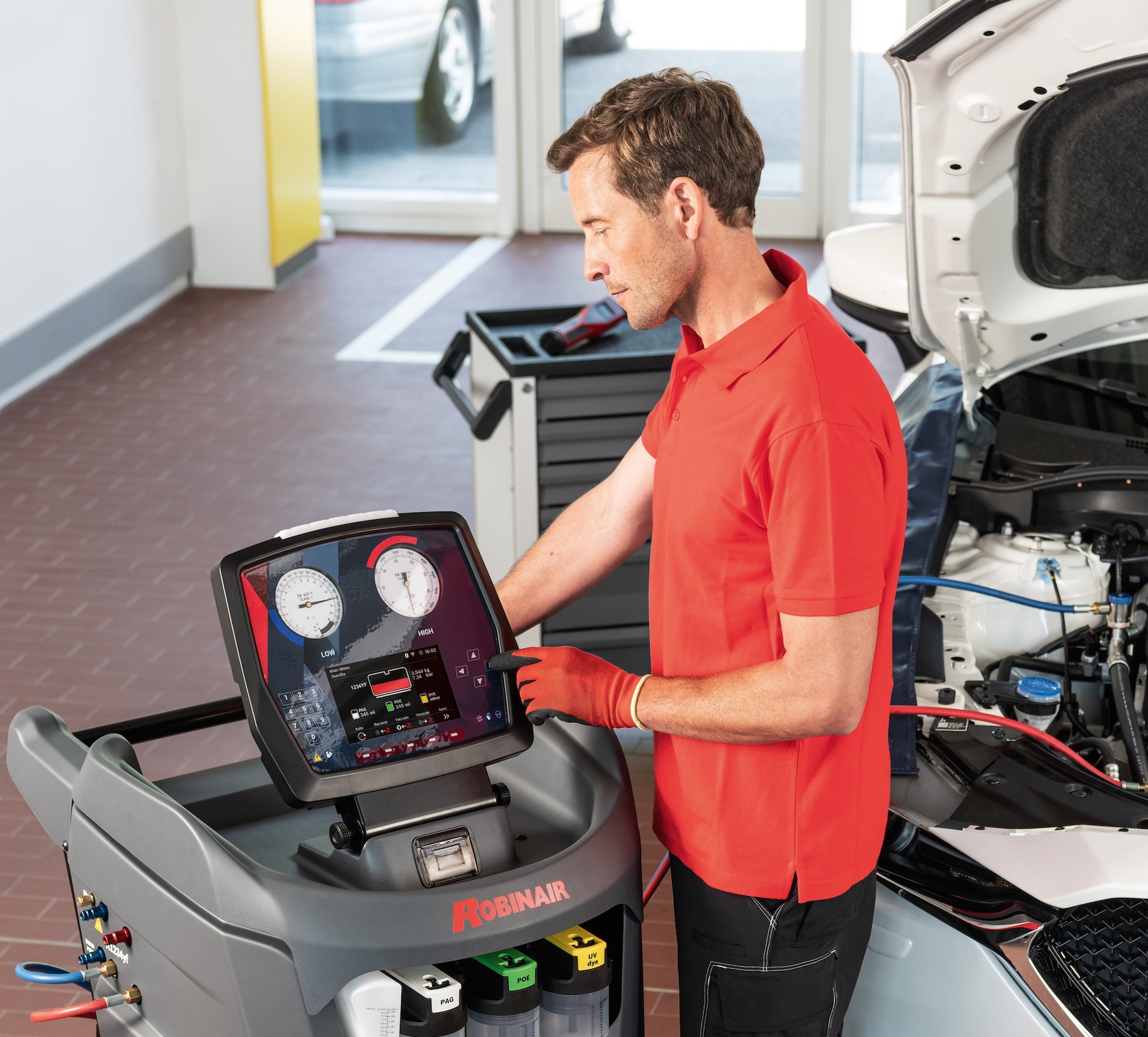 Wymiana filtra kabinowego to jedna z czynności, które powinny być wykonywane przy corocznym przeglądzie klimatyzacji. Zużyty filtr utrudnia cyrkulację powietrza i może stać się siedliskiem niebezpiecznych drobnoustrojów