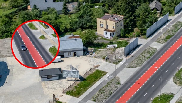 Dodatkowy pas pośrodku drogi ułatwia życie mieszkańcom przydrożnych posesji. 