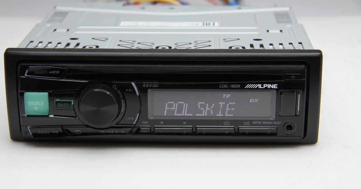Za 400 zł Alpine CDE-180R zapewnia przyzwoity standard. Obowiązkowo radio z RDS i funkcją Radio Text, USB, wzmacniacz 4x50W, 