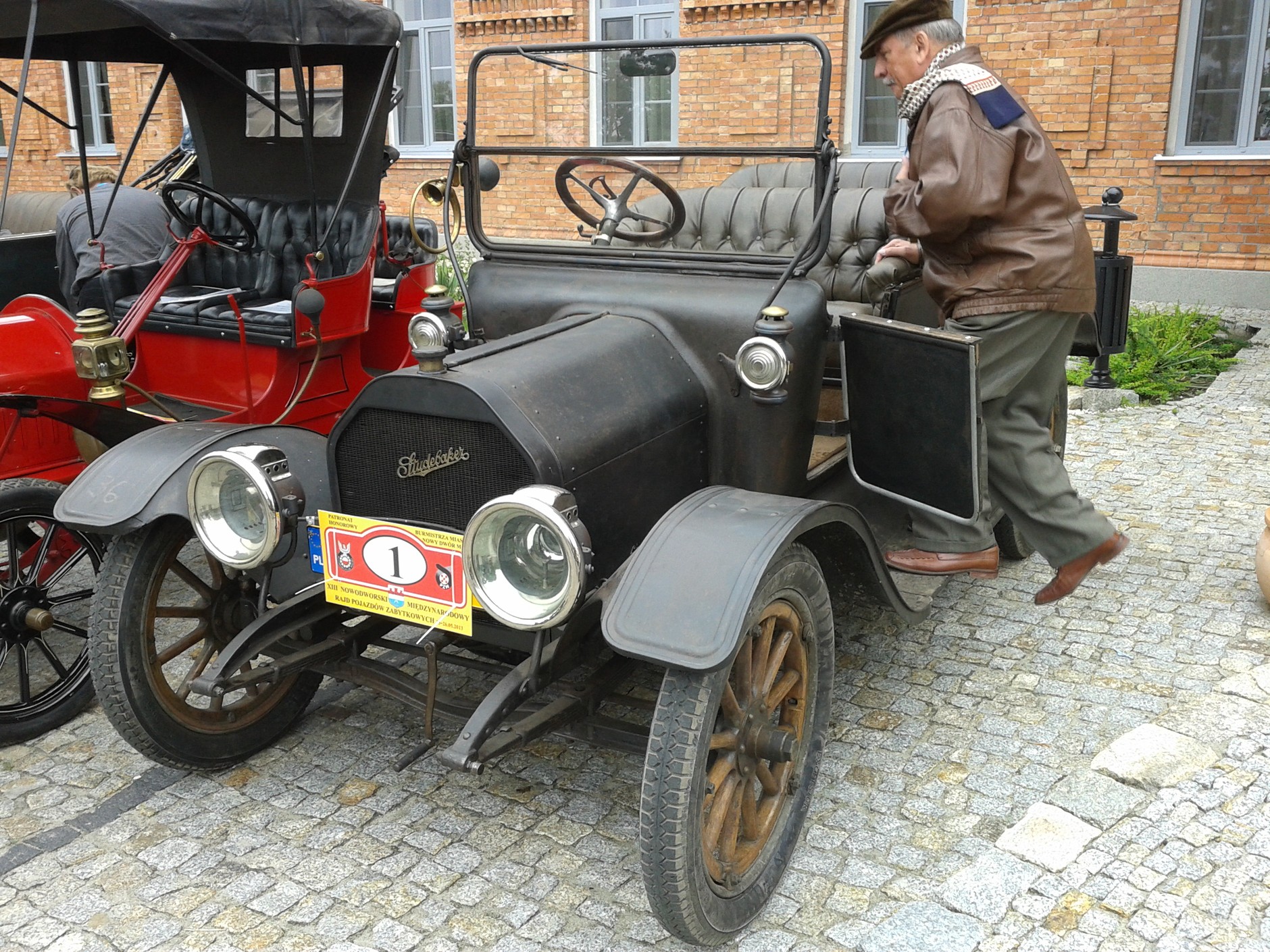 Rajd samochodów przedwojennych w Nowym Dworze