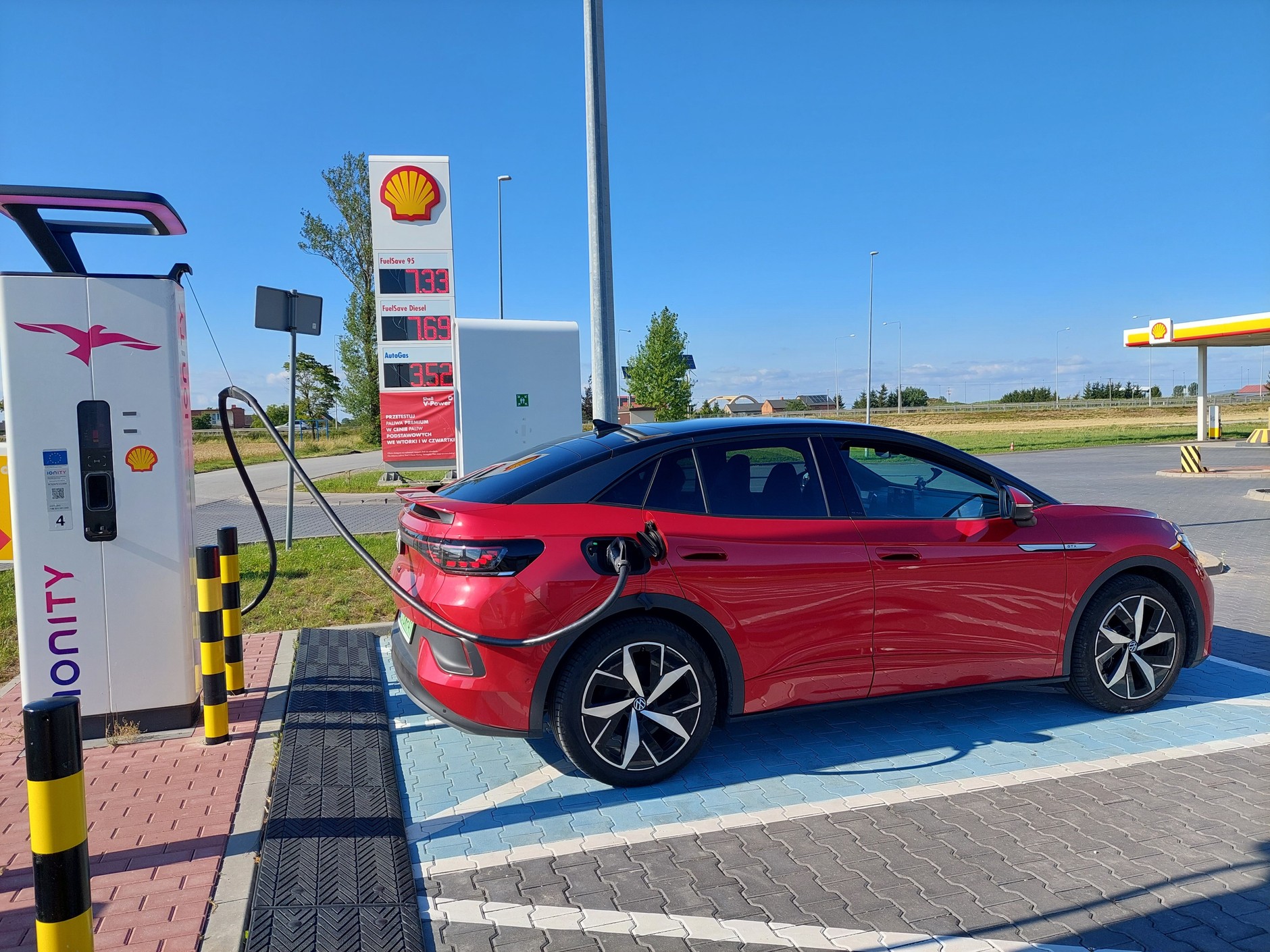 Błyskawiczne ładowanie akumulatora na stacji Ionity 350 kW w Kaszewach Kościelnych (k. Kutna).