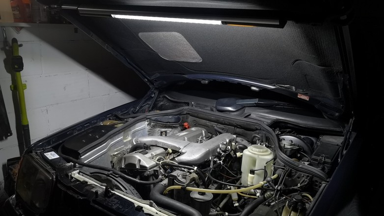 W garażu przyda się kilka lamp. Na zdjęciu profesjonalna lampa do prac w komorze silnika mocowana do maski Mactronic Beemer CLQ