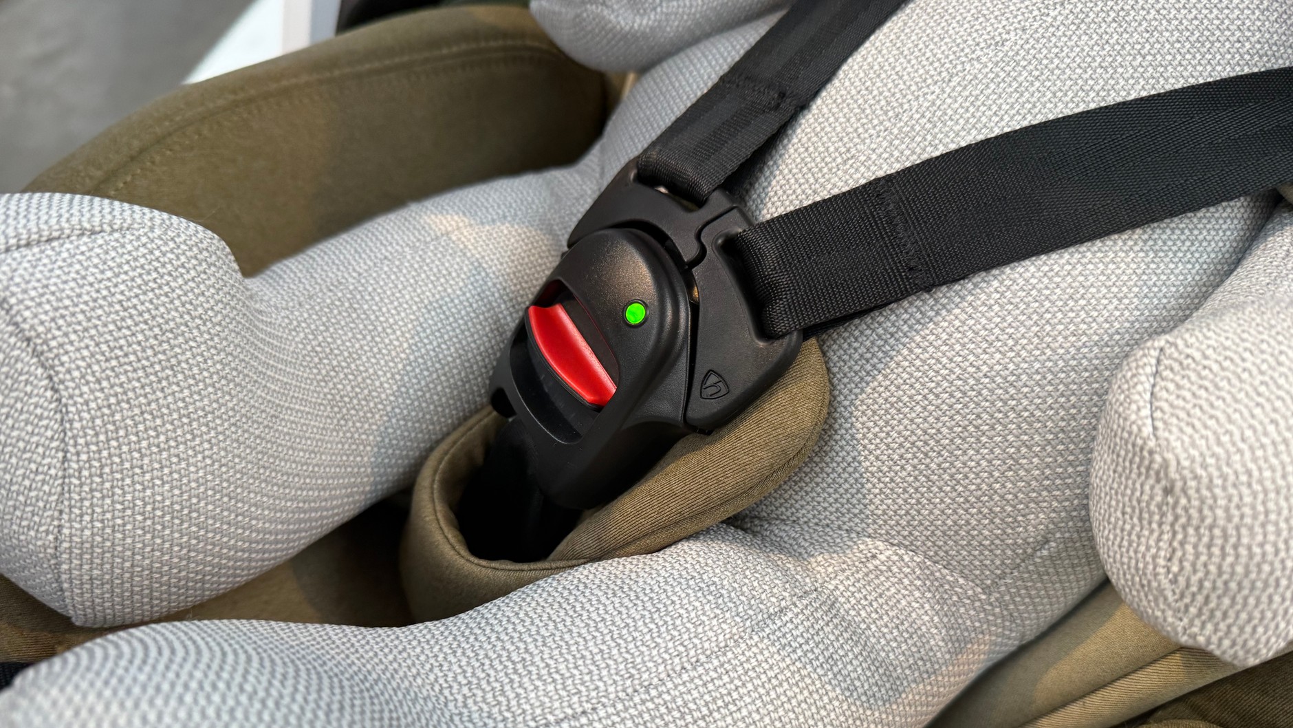 Wskaźnik dociągnięcia pasa bezpieczeństwa w foteliku dla niemowląt