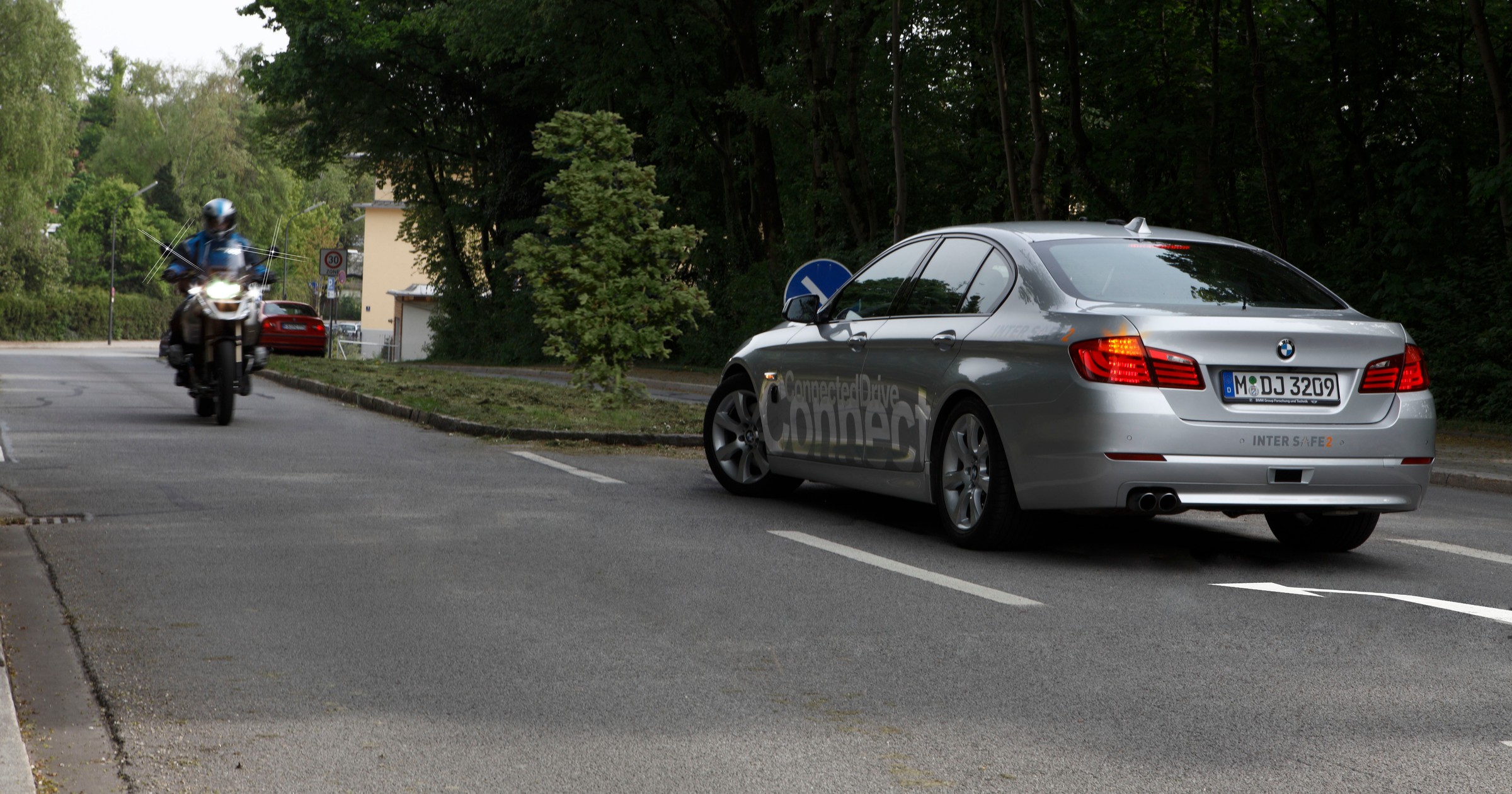 Bezpieczny skręt w lewo z BMW