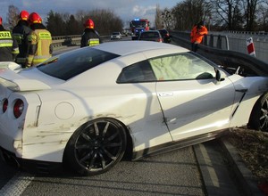 Nissanem GT-R staranował cztery auta – kierowca był pijany