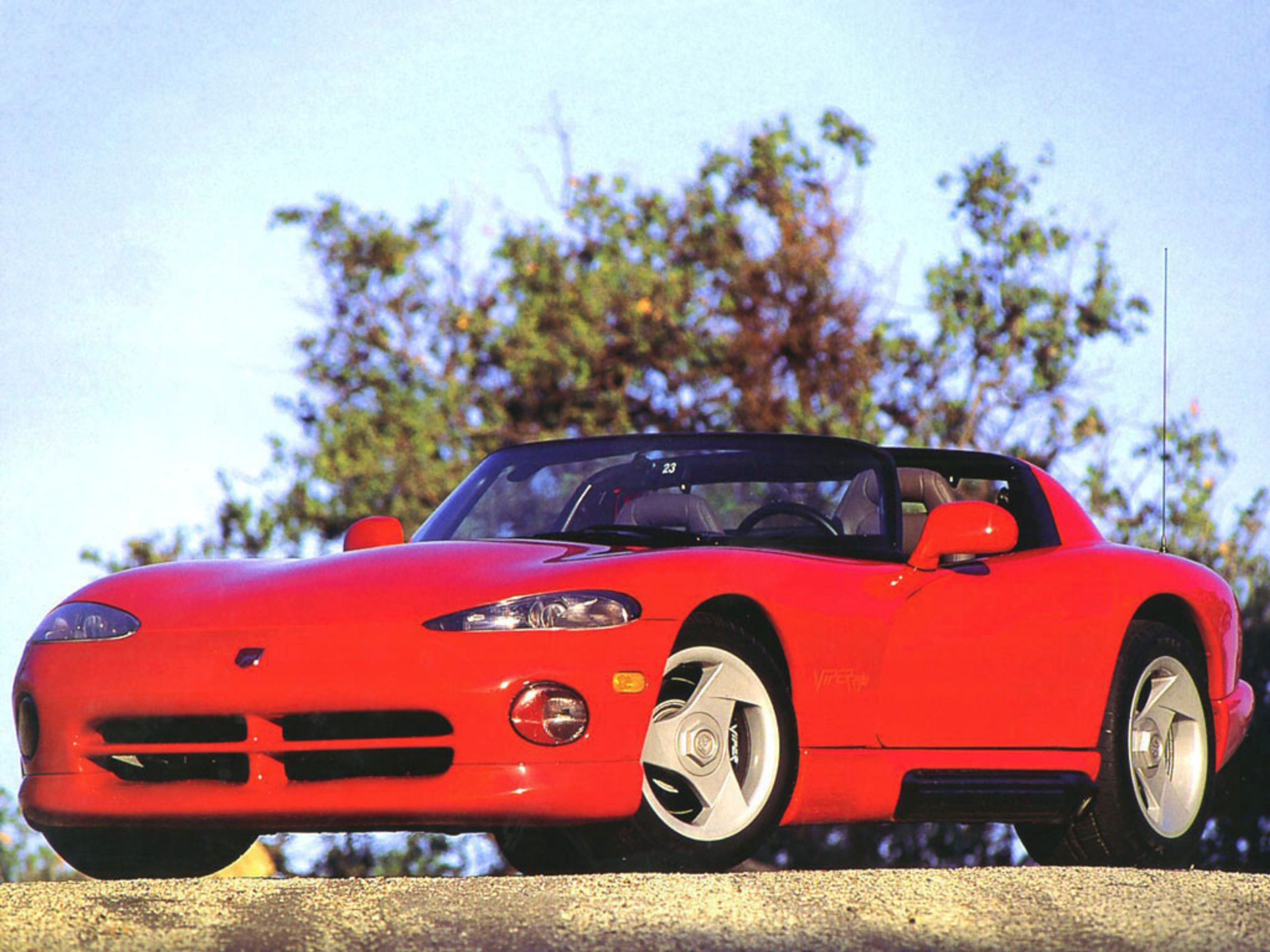 Dodge Viper RT/10 miał pod maską silnik V10, pierwotnie zaprojektowany do ciężarówki, ale "dłubnięty" przez speców z Lamborghini. Corvette wypadała przy nim blado.