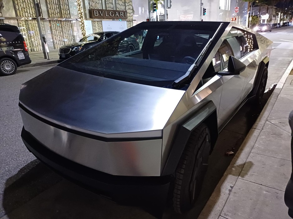 Tesla Cybertruck spotkana przez nas w USA. Ta była krystalicznie czysta