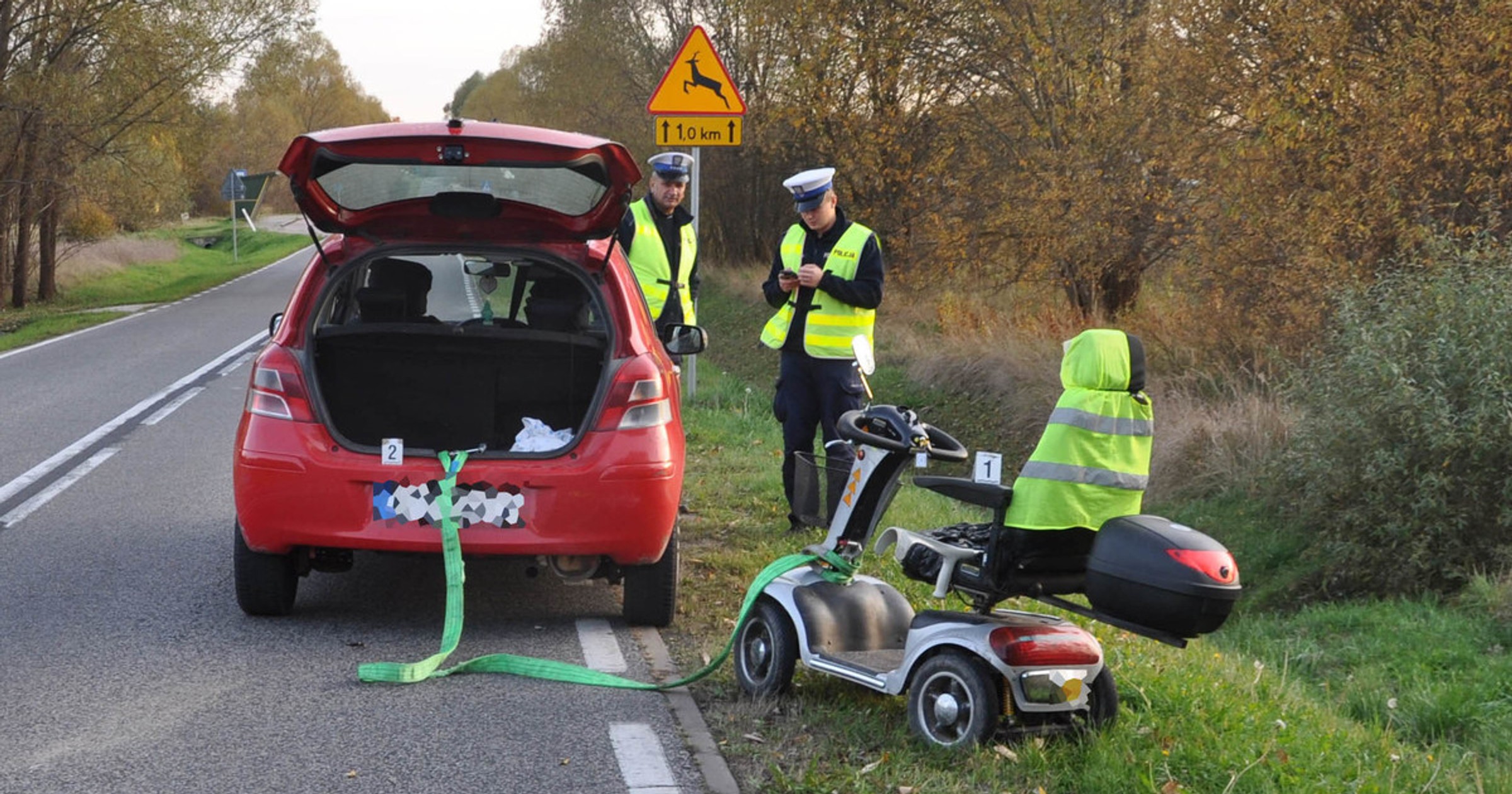 Chciał pomóc, ale wszystko poszło nie tak: staruszek na wózku holowany przez auto nie przeżył