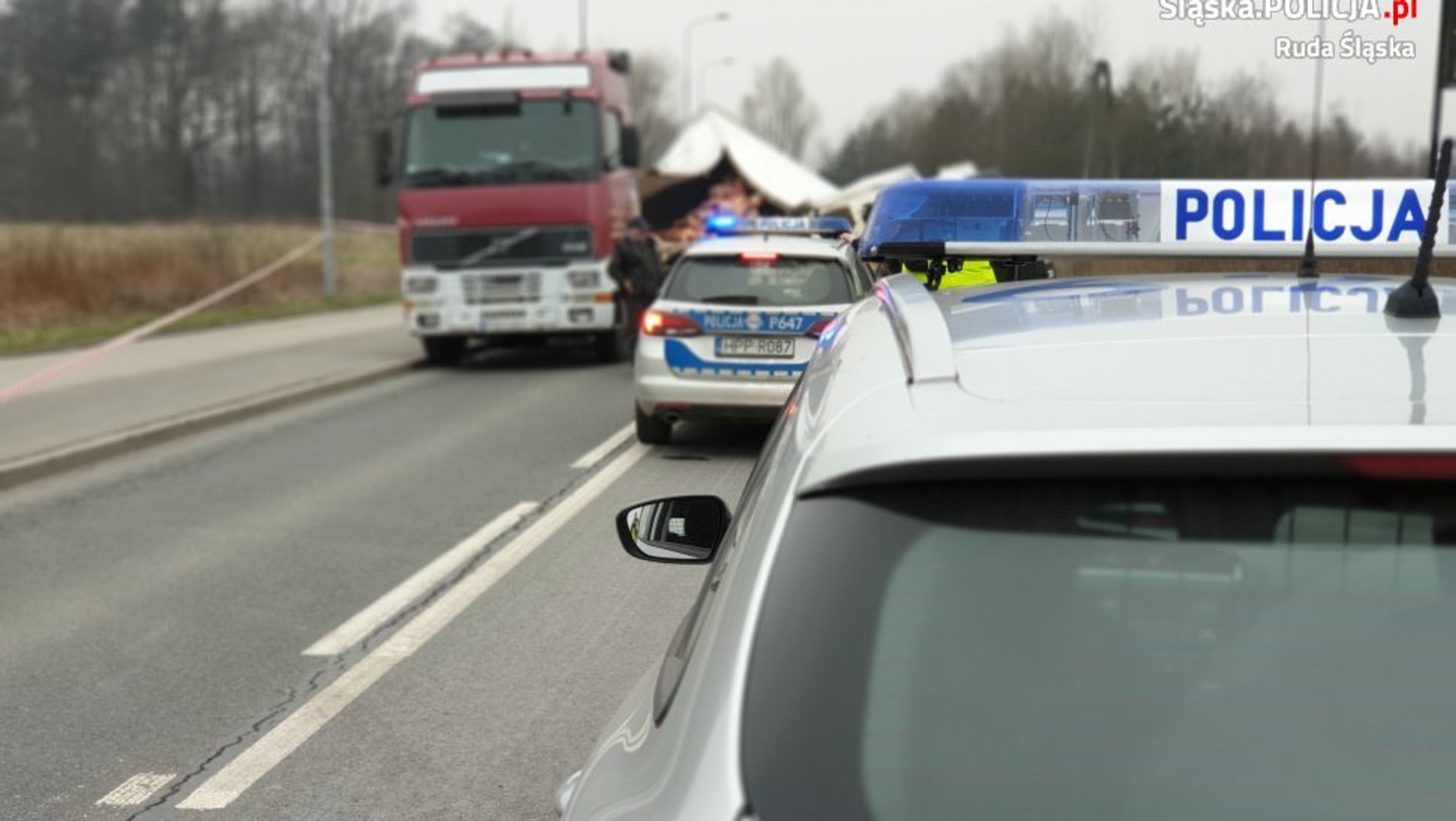 Wypadek ciężarówki z naczepą chłodnią w Rudzie Śląskiej