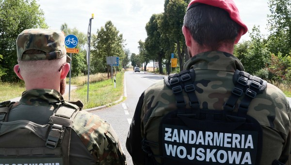 Żołnierze sprawdzają auta przy cmentarzu. Kto ma kamerę cofania, musi ją zakleić