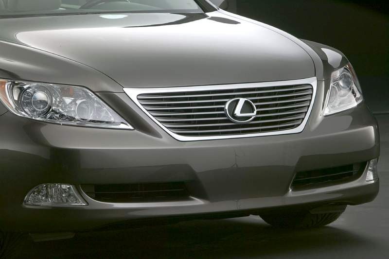 Lexus LS460 w japońskich salonach sprzedaży