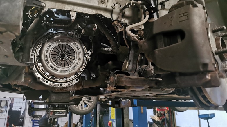 To, że mamy do czynienia z popularnym modelem samochodu i że znamy wszystkie jego dane, nie oznacza, że za pierwszym podejściem zamówimy właściwe części. Np. skrzynie biegów oraz sprzęgło występują w kilku wersjach