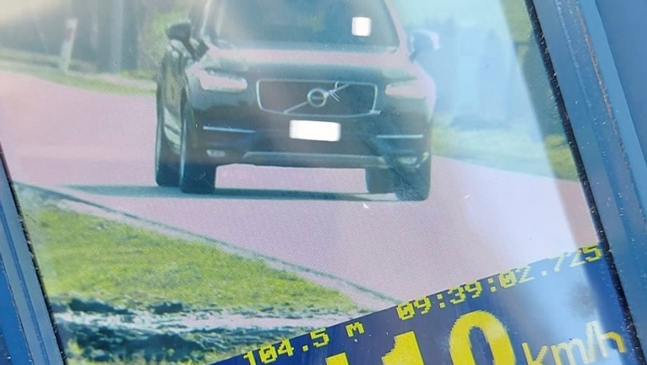 Kierowca Volvo przekroczył prędkość o 60 km/h w Mokobodach