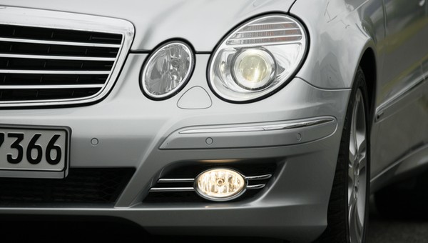 Przednie światła przeciwmgielne w starszym Mercedesie Klasy E