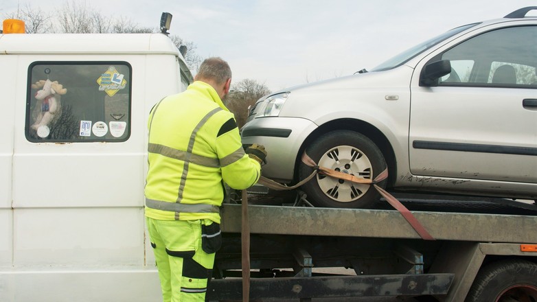 Pomoc drogowa, holowanie pojazdów, laweta, zepsuty samochód, auto na lawecie