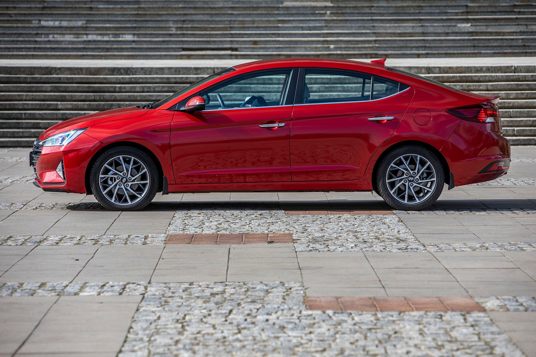 Hyundai Elantra 1.6 MPI 6AT - sedan w stylu azjatyckim