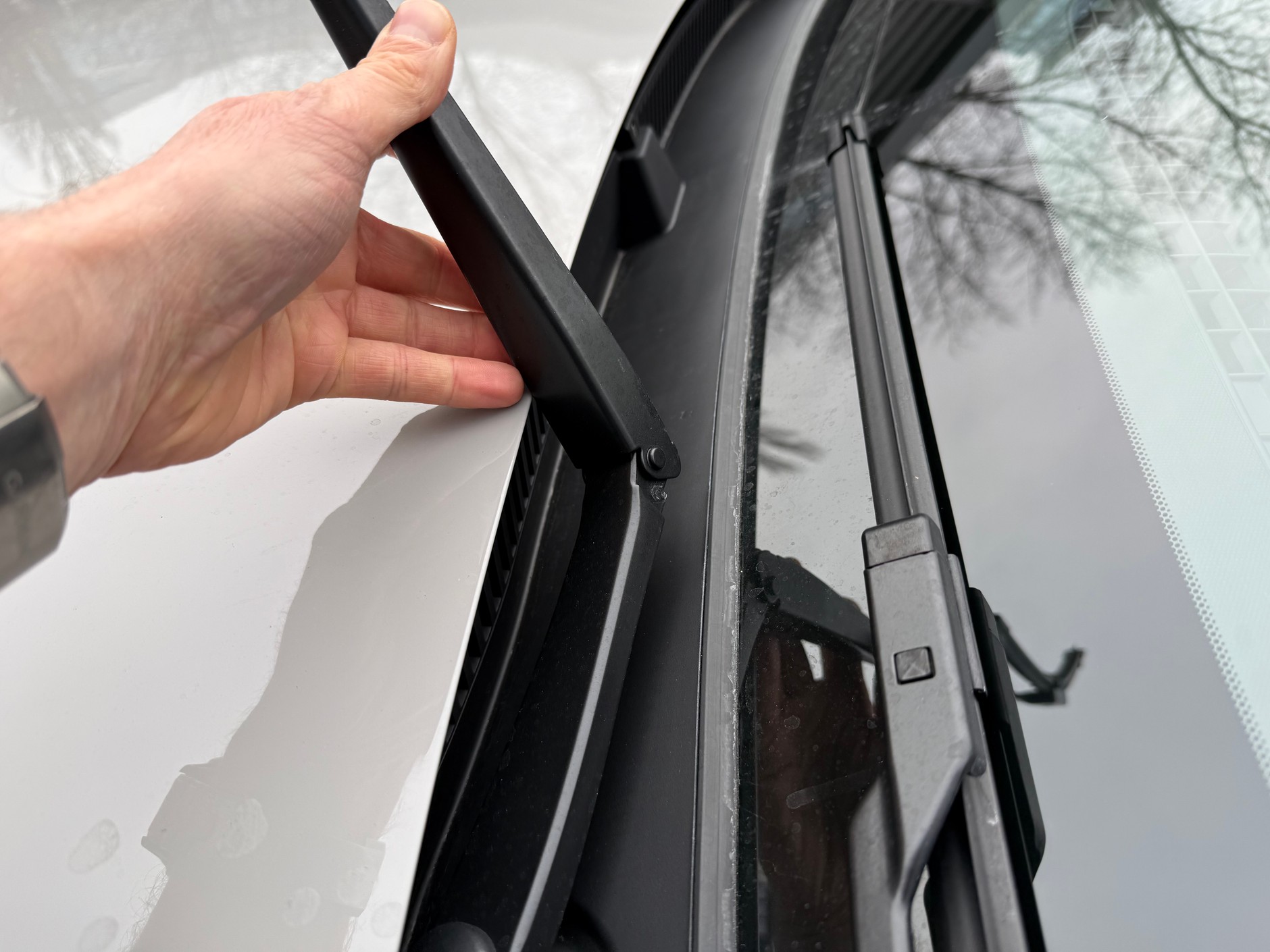 W wielu samochodach uniesienie ramion wycieraczek, gdy znajdują się w pozycji spoczynkowej, powoduje, że wchodzą w kolizję z krawędzią maski