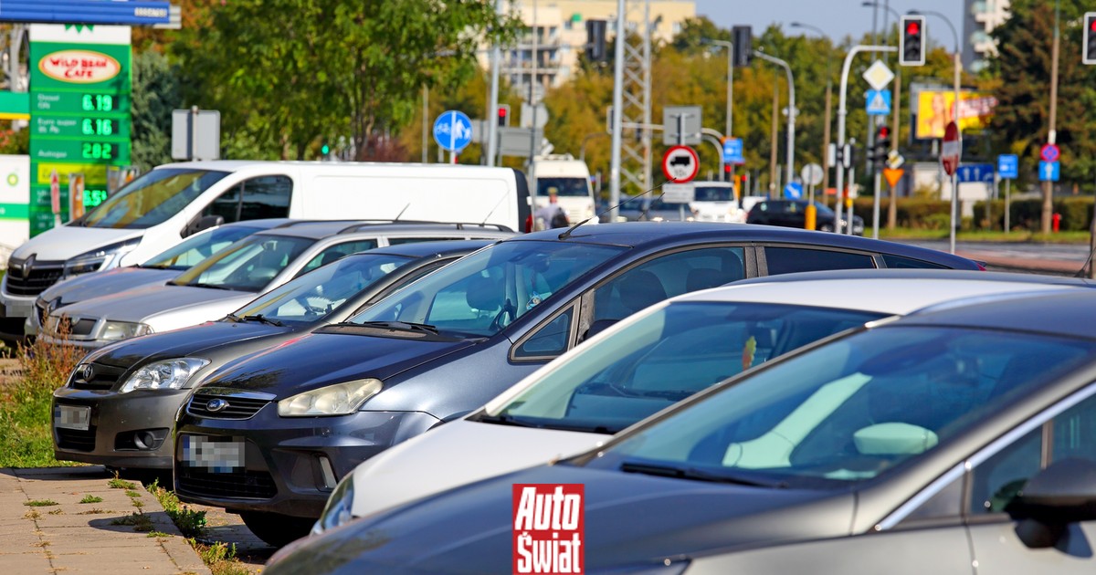 Dlaczego kierowcy parkują na skręconych kołach? To sprytny trik