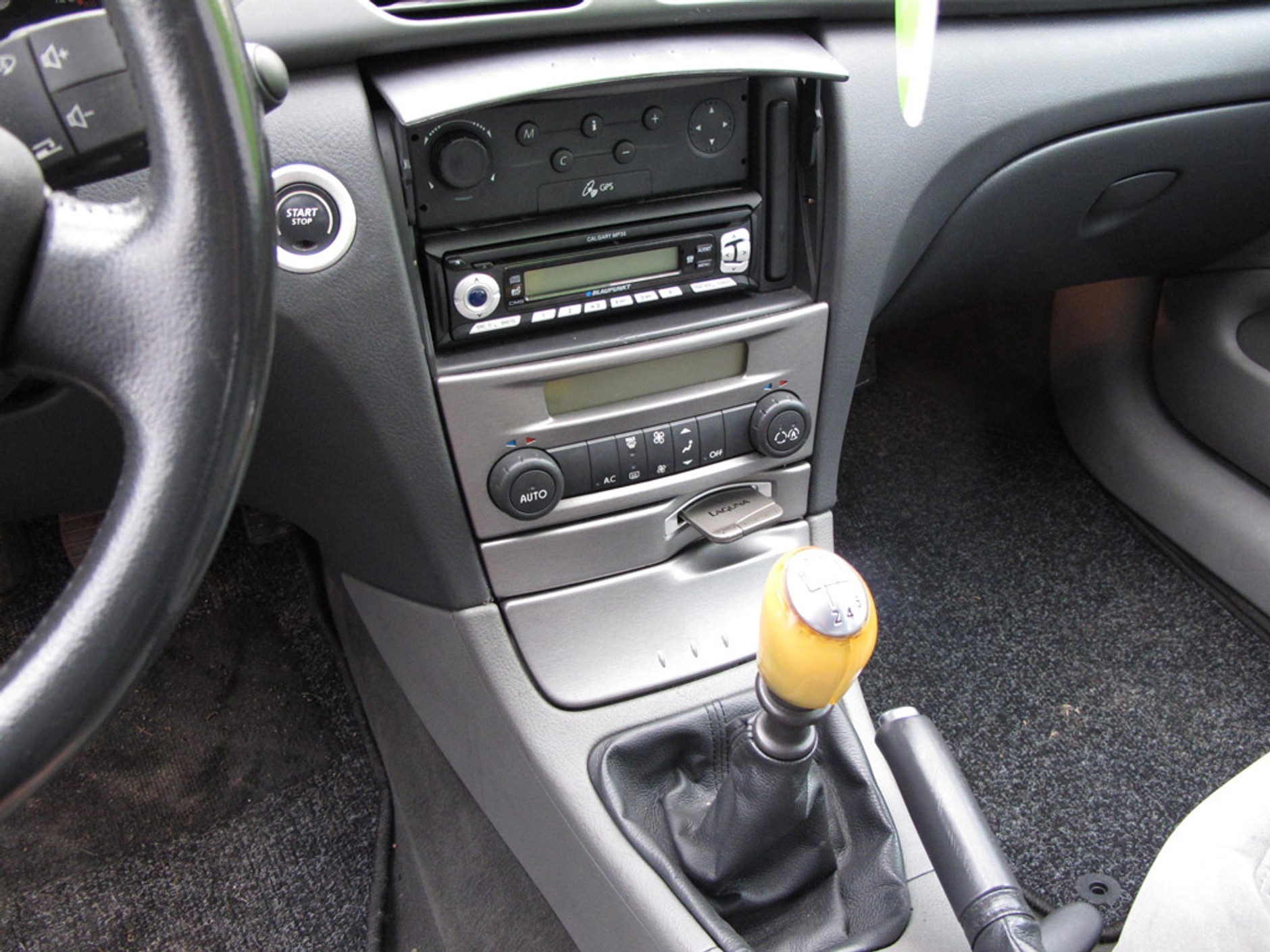 Szukamy auta z ogłoszenia: Laguna jak brytyjski szpieg udający Francuza