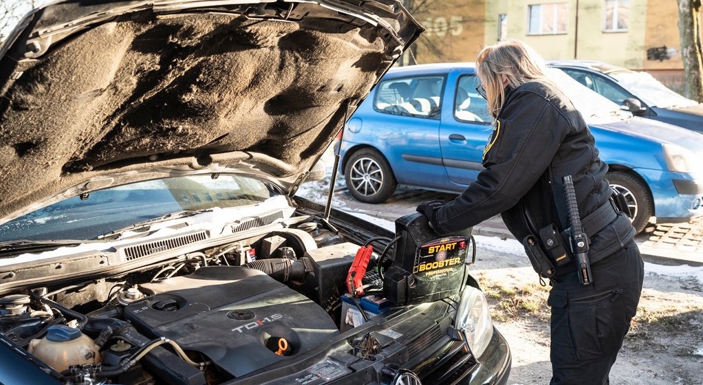 Awaryjne odpalanie samochodu na mrozie przez strażniczkę miejską