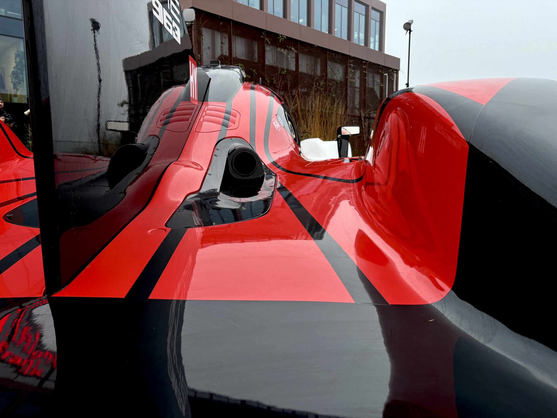 Porsche 963 na dachu biurowca w Warszawie