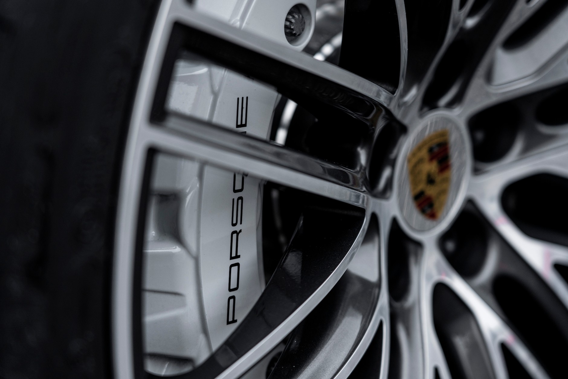 Białe zaciski wskazują na tarcze hamulcowe pokryte węglikiem wolframu (PSCB: Porsche Surface Coated Brake) – ostrzej „biorą”, dłużej trzymają, mniej pylą.