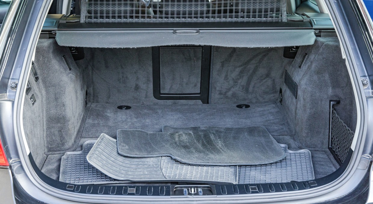 Jeszcze nie masz dywanika w bagażniku? Na zimę lepiej mieć dodatkowy. Ratuje w najgorszych momentach