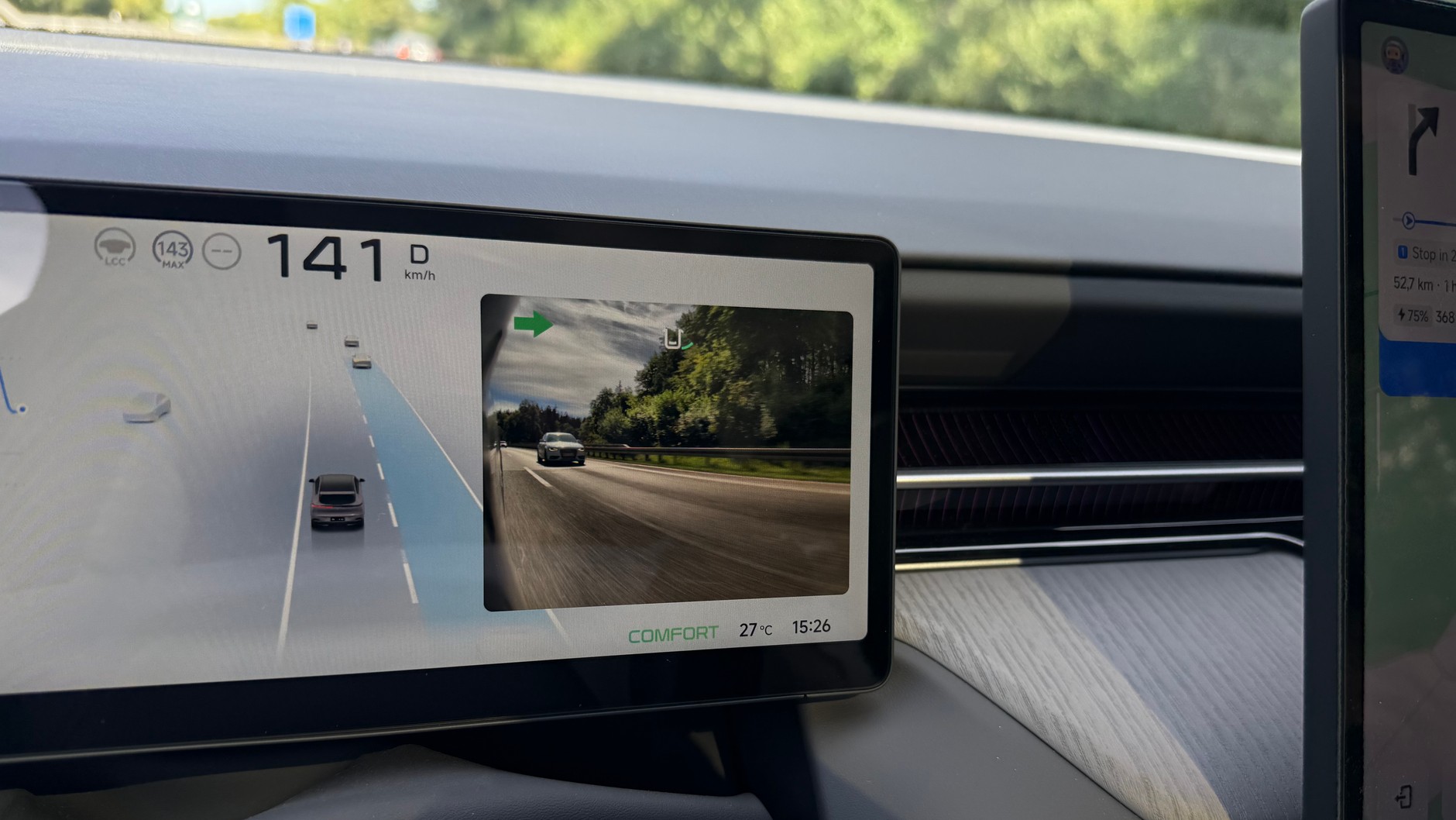 Nowy Xpeng G6 – wirtualne, uruchamiające się automatycznie lusterko. Bardzo przydatne np. podczas wyprzedzania na autostradezie